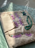 طقم شرشف صلاة كروشيه بيج وسجادة و سبحة احجار كريمة