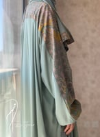 شرشف صلاة رسم باتيك لف اخضر واصفر و الطرحة مثبتة .