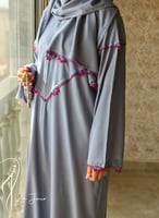 شرشف صلاة سستة ازرق فاتح على رمادي مزين بالكروشي م...