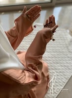 شرشف صلاة لف لحمي على بيج مزين بالكروشيه و الورد ا...