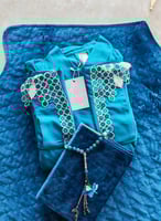 شرشف صلاة لف أزرق فيروزي مزين اويا يدوي مع ترتر