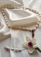 سبحة 33 عظم مزينة بالكروشيه الورد اوف وايت موف