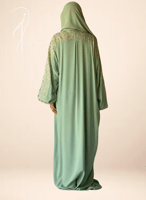 شرشف صلاة رسم باتيك لف اخضر وتفني و الطرحة مثبتة .