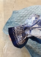 شرشف صلاة ازرق لف رسم باتيك الطرحة مثبتة