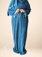 شرشف صلاة لف ازرق غامق مزين بالاويا من لاجور