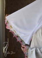 شرشف صلاة اويا ورد وردي لف ابيض و الطرحة منفصلة