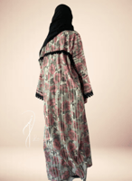 شرشف صلاة وردي سستة و الطرحة منفصلة .