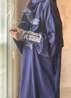 شرشف صلاة سحاب ازرق غامق كحلي و الطرحة مثبتة.