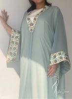 قفطان مغربي بكم واسع موف ووردي