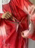 شرشف صلاة لف مرد منقوش احمر و الطرحة مثبتة.