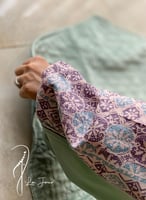 شرشف صلاة رسم باتيك لف اخضر و بنفسجي و الطرحة مثبت...