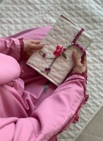 شرشف صلاة وردي بصلي سستة مزينة بالكروشيه الوردي