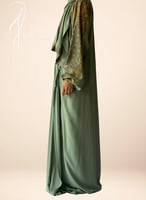 شرشف صلاة رسم باتيك لف اخضر واصفر و الطرحة مثبتة .