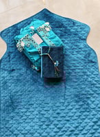 شرشف صلاة لف أزرق فيروزي مزين اويا يدوي مع ترتر