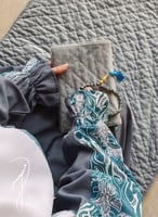 شرشف صلاة لف رسم باتيك رصاصي على ازرق الطرحة مثبتة