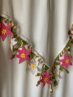 شرشف صلاة سستة سحاب أبيض وكروشيه فاخر ورود