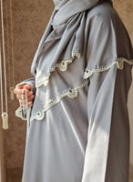 شرشف صلاة سحاب رمادي مزين بالكروشي الابيض و رمادى...