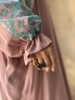 شرشف صلاة رسم باتيك لف بصلي و تفني و الطرحة مثبتة...