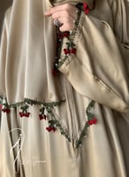 شرشف صلاة سستة بيج على زيتي بالكروشيه كرز احمر