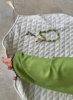 شرشف صلاة لف أخضر مزين بالكروشيه و الورد الاويا