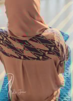 شرشف صلاة لف بيج غامق على بني رسم باتيك فاخر