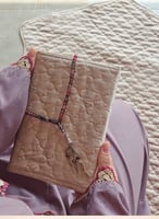 شرشف صلاة سستة بنفسجي على بنك مزين بالكروشيه من لا...