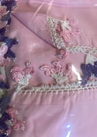 شرشف كروشيه وردي و الطرحة مثبتة .