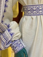 ثوب لون ابيض مطرز بالازرق