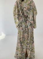 فستان حرير اخضر درابيه فري سايز يلبس بعدة طرق طوبي