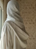 عباية وفستان حج بيضاء