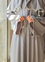 شرشف صلاة سحاب رمادي مزين بالكروشي الابيض و رمادى...