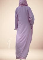 شرشف كروشيه وردي و الطرحة مثبتة .