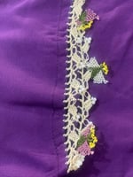 شرشف صلاة بنفسجي سستة مزين بالكروشيه و الورد الاوي...