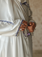 شرشف صلاة لف ابيض ستان مزين بالورد الاويا الموف ال...