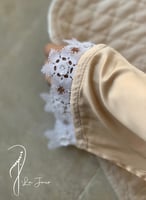 شرشف صلاة لف بيج ستان اويا ابيض و الطرحة مثبتة .