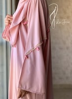 114002 شرشف صلاة سستة وردي مزين بالكروشيه حلزون يد...