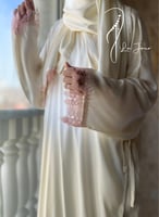 شرشف صلاة اويا ورد وردي لف اوف وايت و الطرحة مثبتة