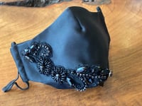 كمامة سهرة سوداء مع تطريز كريستال ميديم