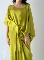 فستان حرير اخضر درابيه فري سايز يلبس بعدة طرق طوبي