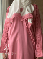 شرشف صلاة لف جبير وردي و الطرحة مثبتة .