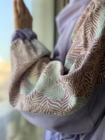 226003 شرشف صلاة رسم باتيك لف موف و الطرحة مثبتة .