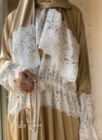 شرشف صلاة سستة دانتيل حزام بيج على زيتي