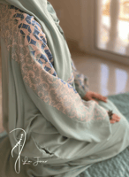 شرشف صلاة رسم باتيك لف اخضر وتفني و الطرحة مثبتة .