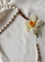 سبحة 33 عظم مزينة بالكروشيه الورد اوف وايت اصفر