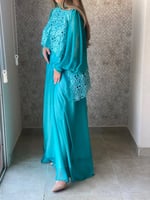 فستان تفني مع قطعة مشغولة