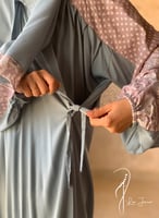 شرشف صلاة رسم باتيك لف اخضر و موف و الطرحة مثبتة .