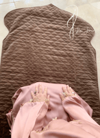 شرشف صلاة لف وردي على بني كروشيه يدوي و الطرحة منف...