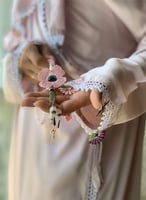 شرشف صلاة لف وردي على موف فاتح بالكروشيه و الورد