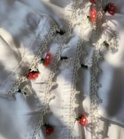 شرشف صلاة لف ابيض بالكروشبه و الورد الاويا و الطرح...