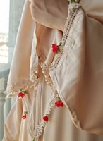 شرشف صلاة سستة بيج مزين بالكروشيه و الورد الاويا